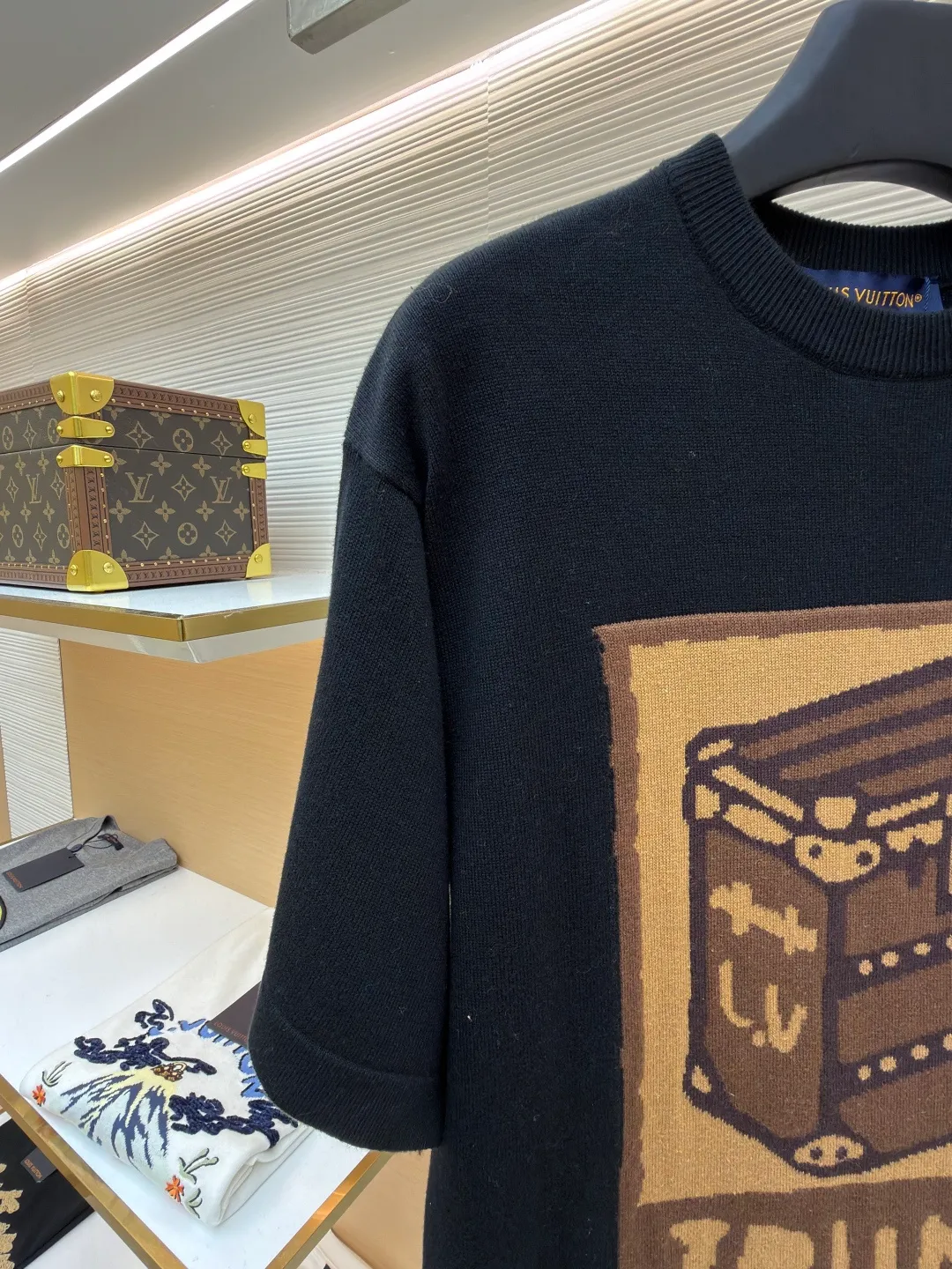 LOUIS VUITTON box flower knitted short sleeves ●Original version: 10,000 purchased and developed ●Item number: 1682408-A55 ●Fabric: densely spun cotton knitted fabric ●Technology: intarsia jacquard production ●Color: black ●Version: fitted version ●Weight: about 340g ●Size: S-M-L-XL ●Description: Custom-woven cloud soft densely spun cotton knitted fabric, delicate, soft and comfortable to the skin The classic black tone exudes an innate sense of luxury and is devouring by temperature. The front uses intarsia to restore the texture of the iconic hard box. The classic tones of antique brown and caramel gold freeze time. The back ends with Monogram flowers, allowing the totem of holding roses to bloom on the fabric. True luxury is never noisy, but there are surprises everywhere. Walking retro pictorial, intarsia jacquard weaving. By interweaving yarns of different colors, intarsia of the iconic hard box and Monogram flowers are formed on the fabric. The fine weaving not only ensures the clarity of the pattern, but also greatly enhances the durability of the fabric. The garment washing water plus soft and deodorizing process uses professional washing equipment and specific detergents to deeply clean and deodorize the clothes, improving the feel and appearance of the clothes. The overall wiring is straight and delicate, the fabric is comfortable and soft, and the color is consistent without color difference. It can be matched with the same style to create a fashionable look and control various occasions. Customized accessories, complete with three standards, same style for men and women!